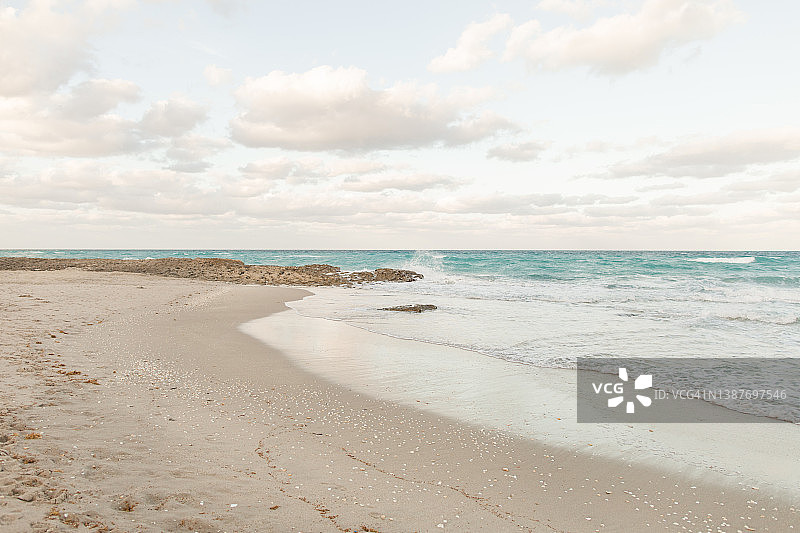 佛罗里达辛格岛的岩石海滩海浪图片素材