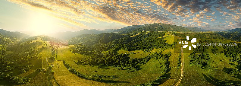 喀尔巴阡山脉广阔牧场和农田鸟瞰图图片素材
