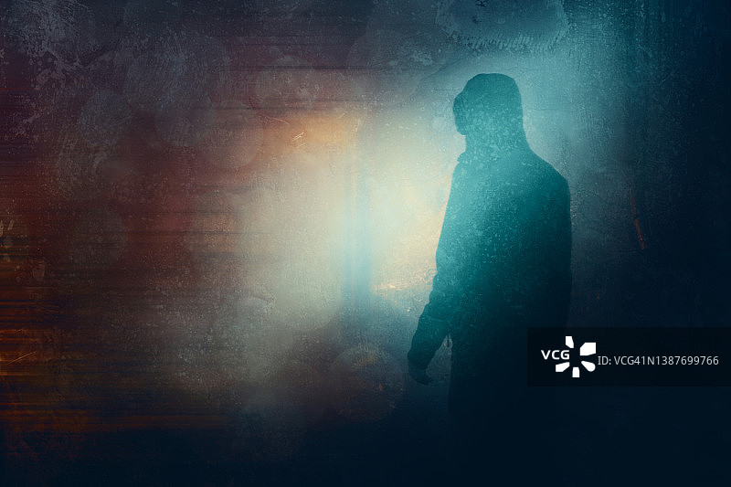 夜晚，背对镜头的阴沉兜帽人影，以灯光为轮廓，带有霓虹灯垃圾摇滚编辑效果图片素材