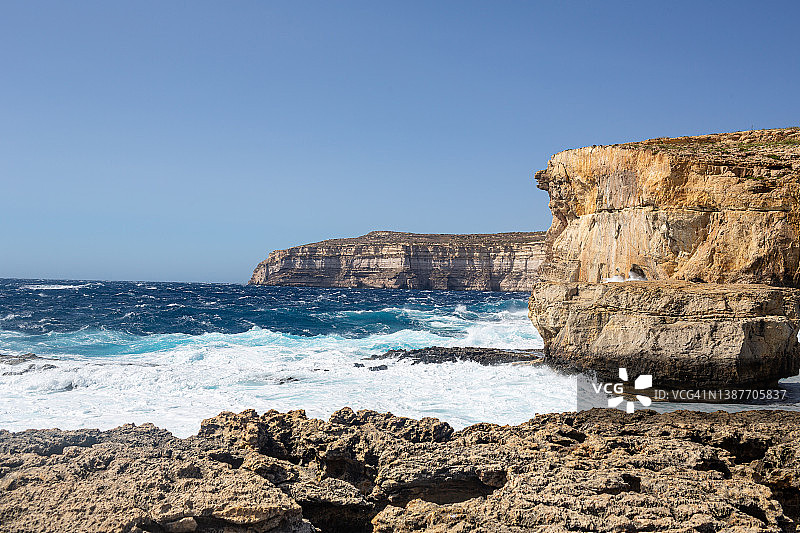 马耳他著名蓝窗遗址的石灰岩悬崖图片素材