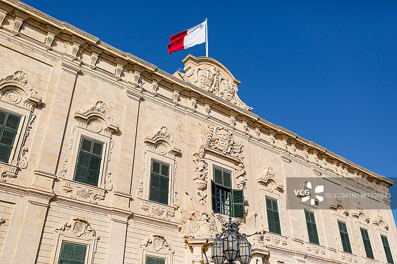 马耳他卡斯蒂利亚旅馆和旗杆上飘扬的国旗图片素材