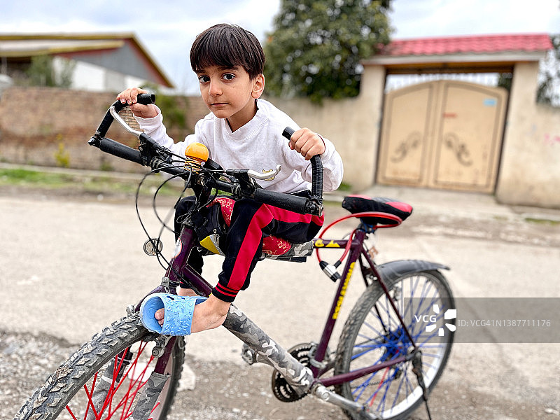 玩自行车的小男孩图片素材