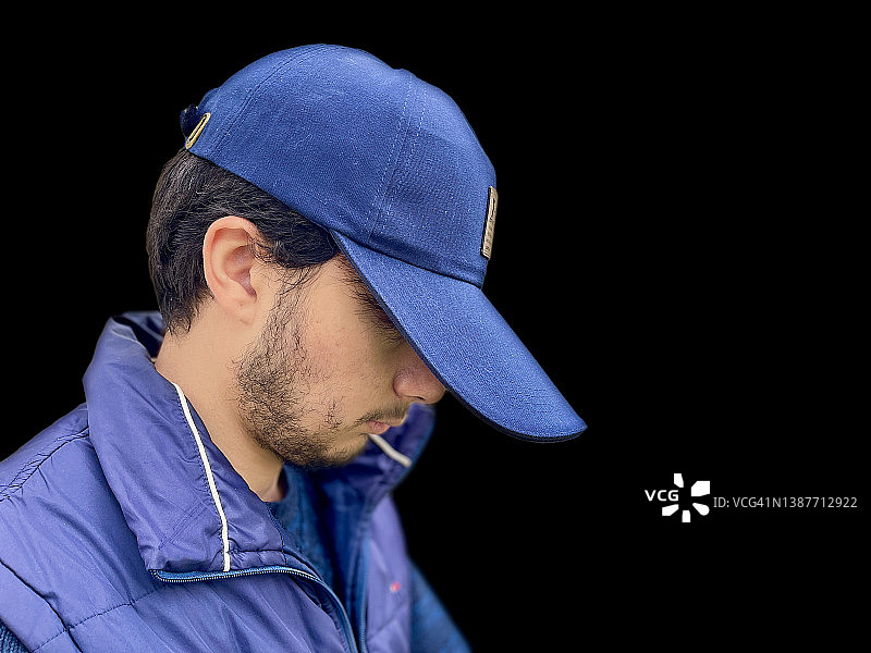 戴帽子的英俊年轻男孩图片素材