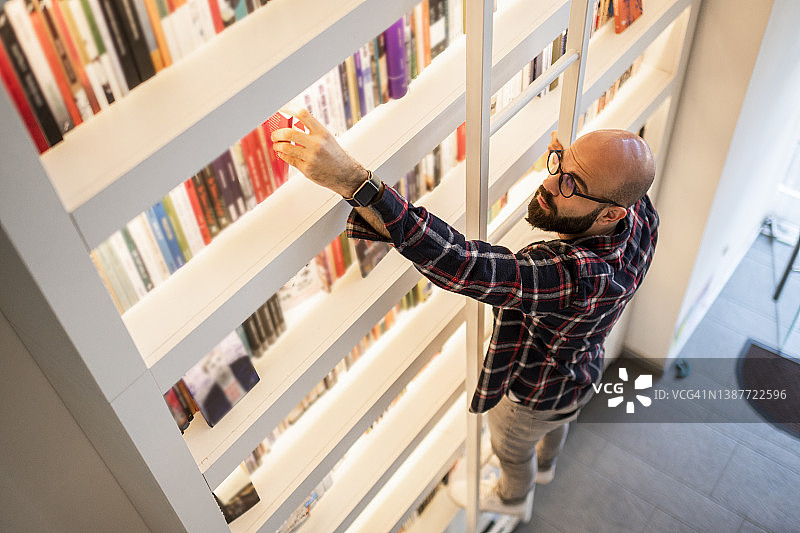 社区小企业主整理书籍图片素材