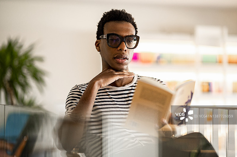 读书俱乐部成员阅读图片素材