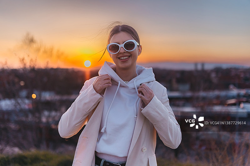 日落时面带微笑的女人图片素材