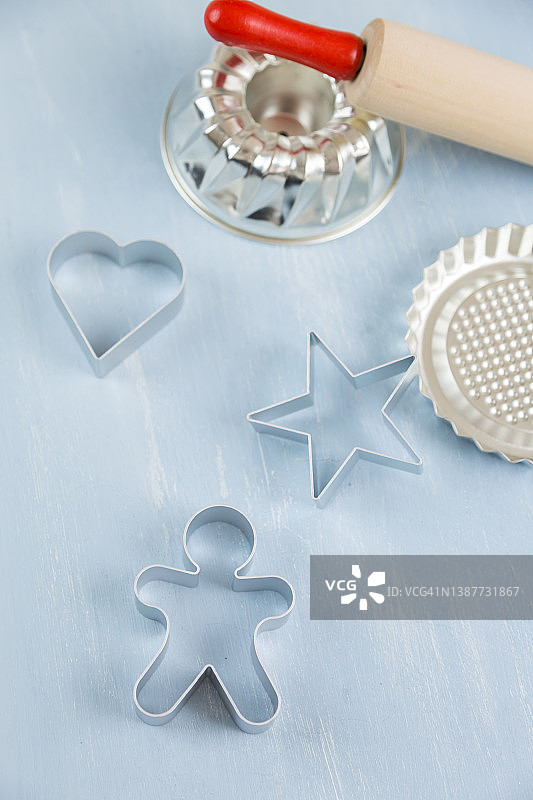 三个不同形状的金属饼干切割器图片素材