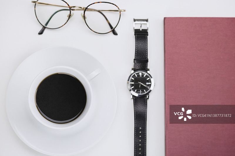 咖啡、日记和眼镜旁的腕表图片素材
