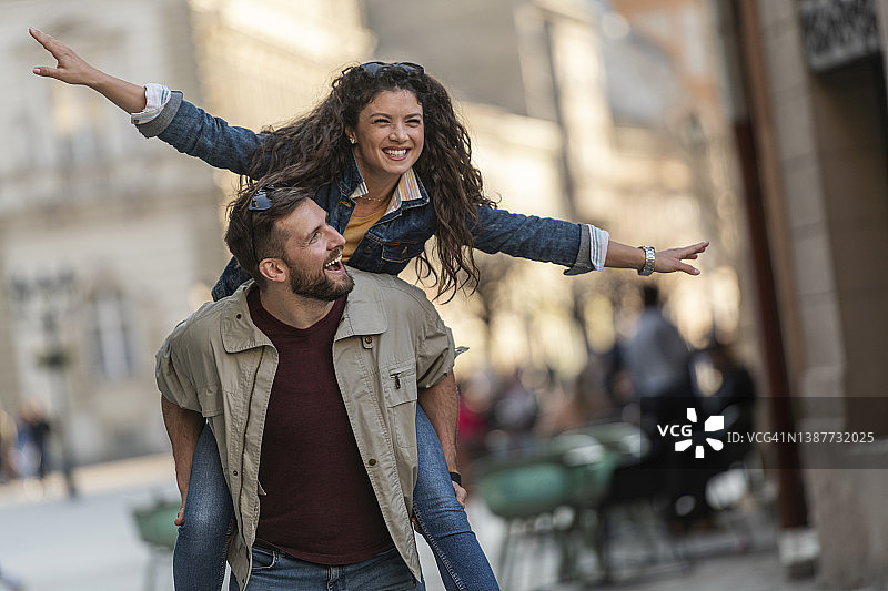 街上快乐的年轻漂亮情侣图片素材