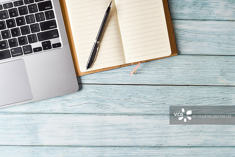 蓝色办公桌面笔记本电脑顶视图图片素材