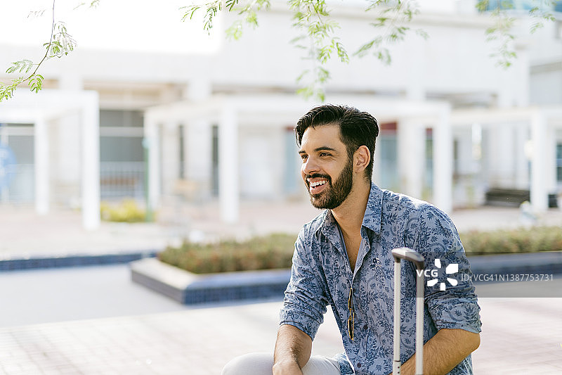 等待交通工具的商人图片素材