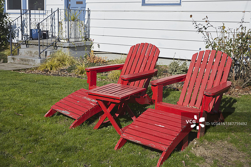 绿草坪上的红色阿迪朗达克椅图片素材