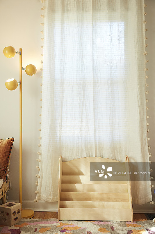 儿童房：天然木质书架和复古黄色台灯图片素材