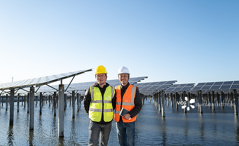 太阳能发电厂两位男工程师的友谊图片素材