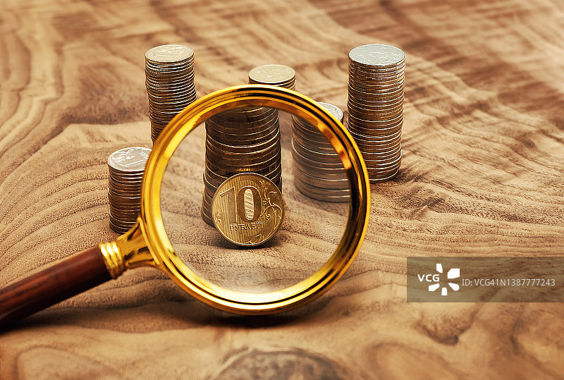 放大镜下的俄罗斯10卢布硬币图片素材