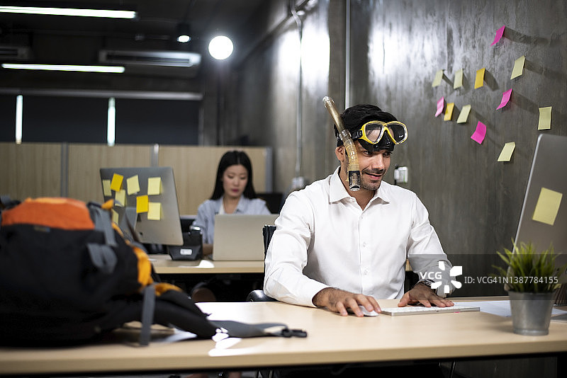 在周末结束前抓紧完成工作，好好放松一下。图片素材