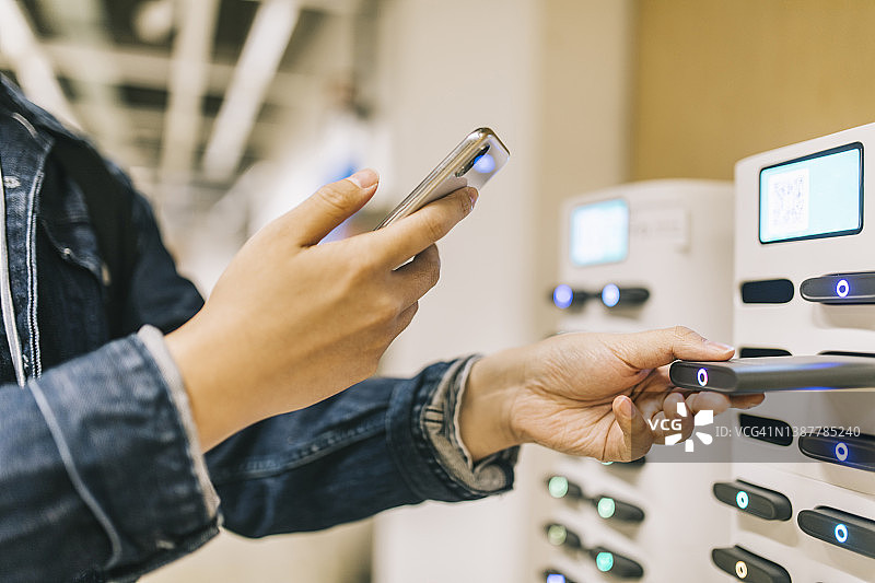 男人使用共享充电宝为手机充电图片素材