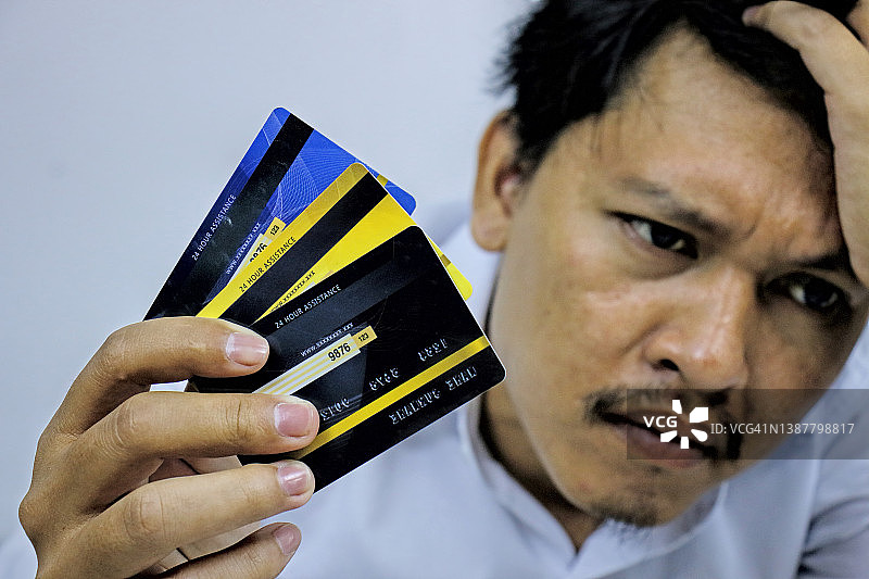 为支付账单而担忧和有压力的商人，信用卡会计成本、收费、税收和抵押贷款图片素材