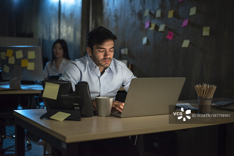 在办公室加班到身体疲惫图片素材