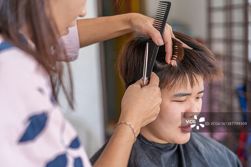 女人在家给女友理发图片素材