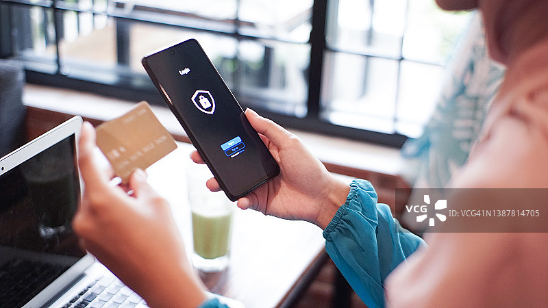 使用智能手机在线安全系统的非接触式支付图片素材