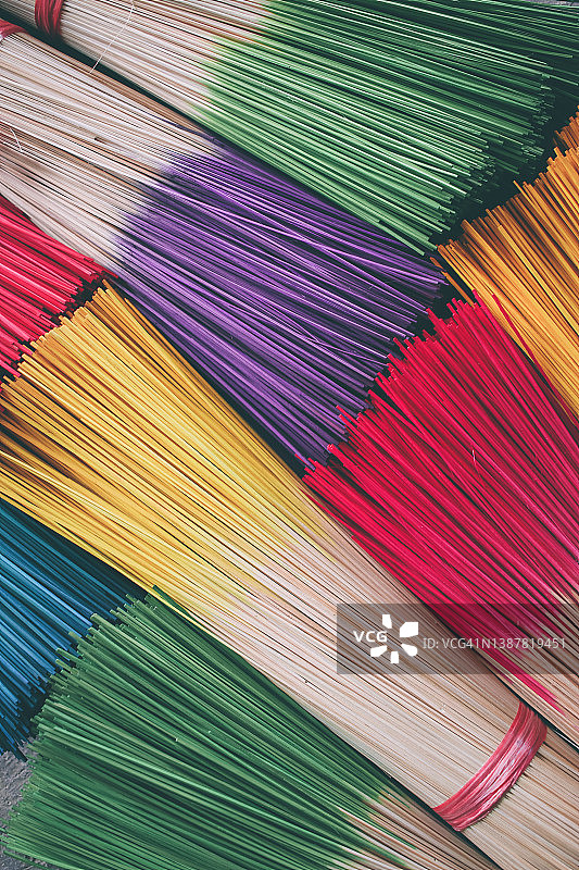 用于制作香的彩色竹签捆图片素材