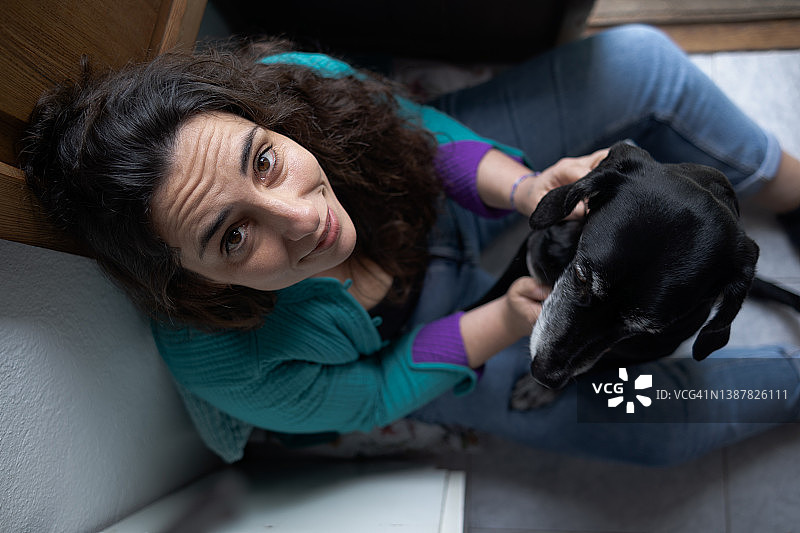 年轻女子与狗的俯视视角照片图片素材