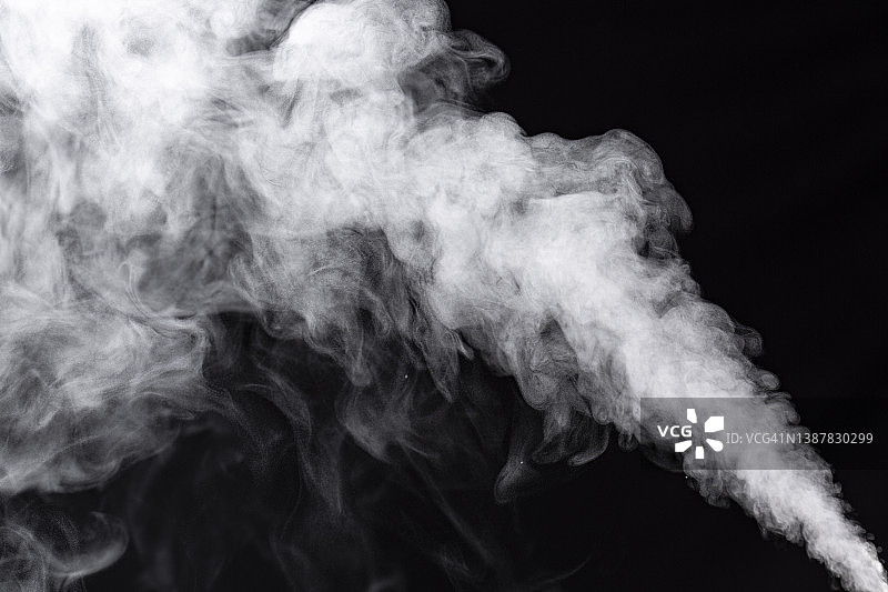 黑色背景下的加湿器蒸汽照片图片素材