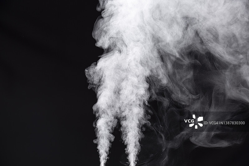 黑色背景下的加湿器蒸汽照片图片素材