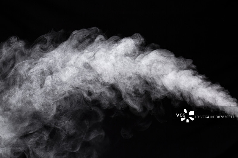 黑色背景下的加湿器蒸汽照片图片素材