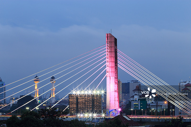 西爪哇万隆标志性桥梁夜景图片素材