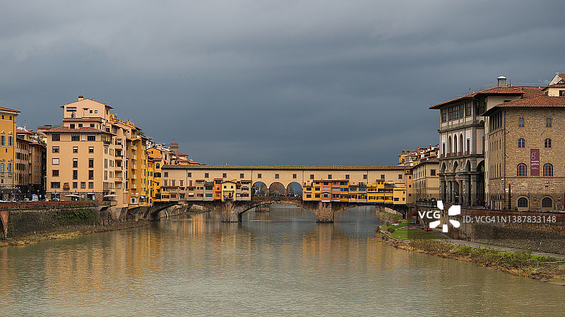 意大利佛罗伦萨阿诺河上的老桥图片素材