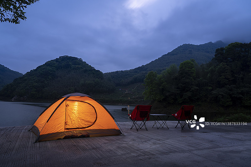 湖边的黄色露营帐篷图片素材