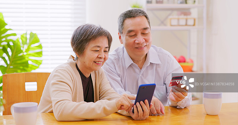 老年夫妇使用信用卡图片素材