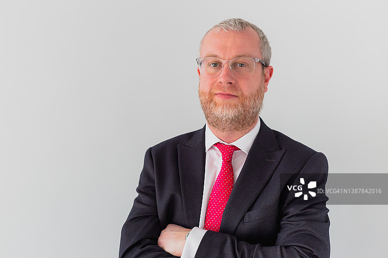 身穿西装、戴眼镜的酷炫商务男士图片素材