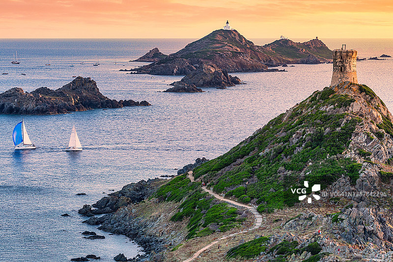 血腥群岛：科西嘉岛西南部的塔楼和灯塔航拍图片素材