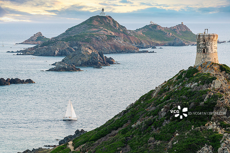 血腥群岛：科西嘉岛西南部的塔楼和灯塔航拍图片素材