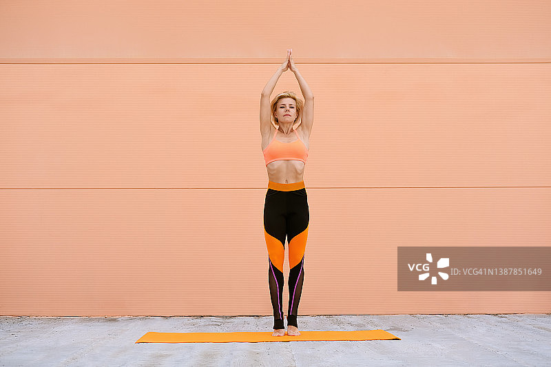 做山式的年轻女人图片素材