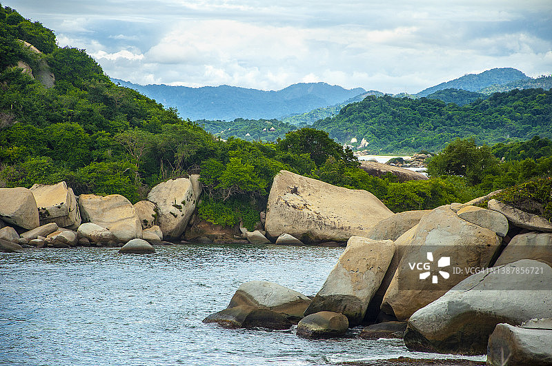 哥伦比亚泰罗纳国家公园海滩岩石全景图片素材