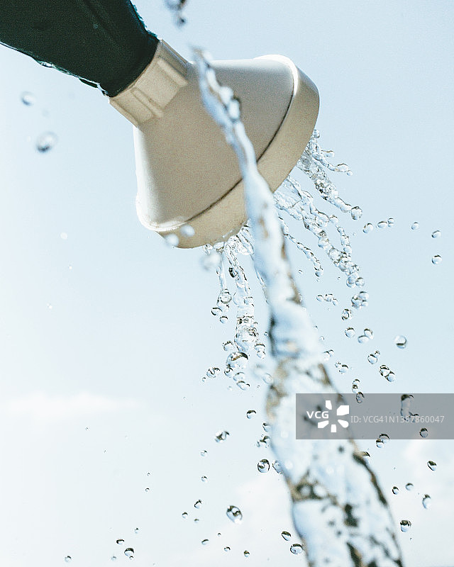 独特角度的水，浇水壶倾倒水滴图片素材