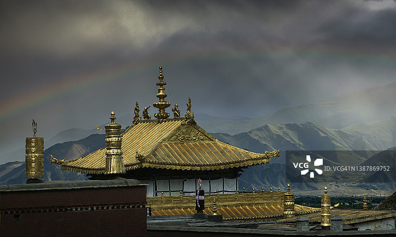 藏族聚居区寺庙彩虹图片素材