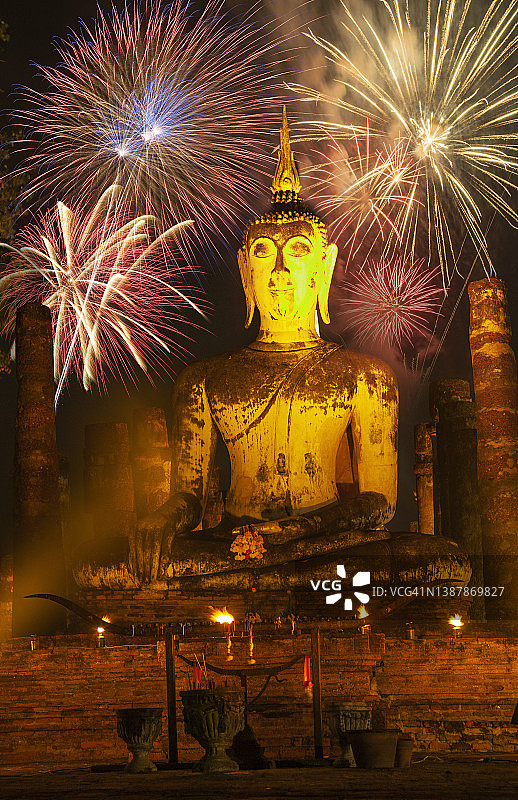 泰国佛像上的烟花图片素材