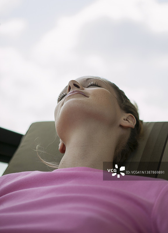 女人在躺椅上放松图片素材