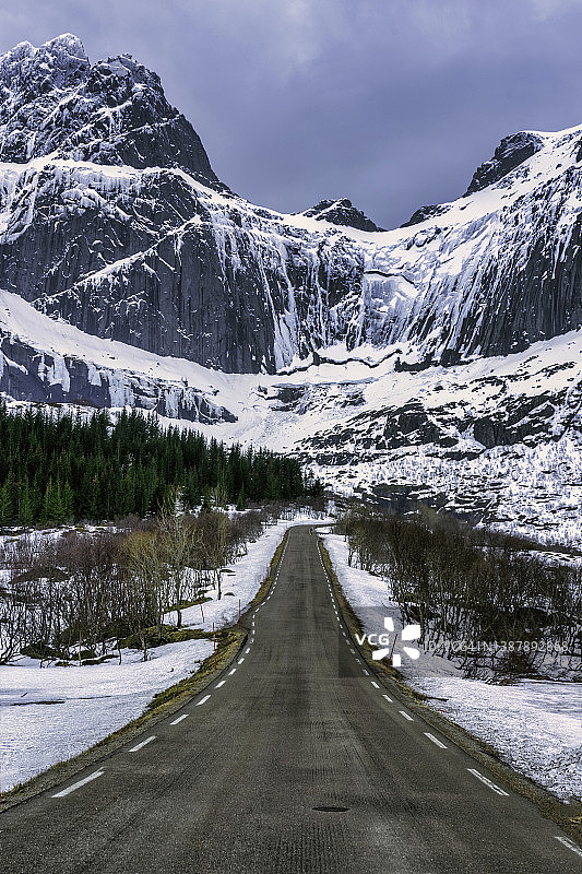 挪威努斯峡湾的冬日山路图片素材