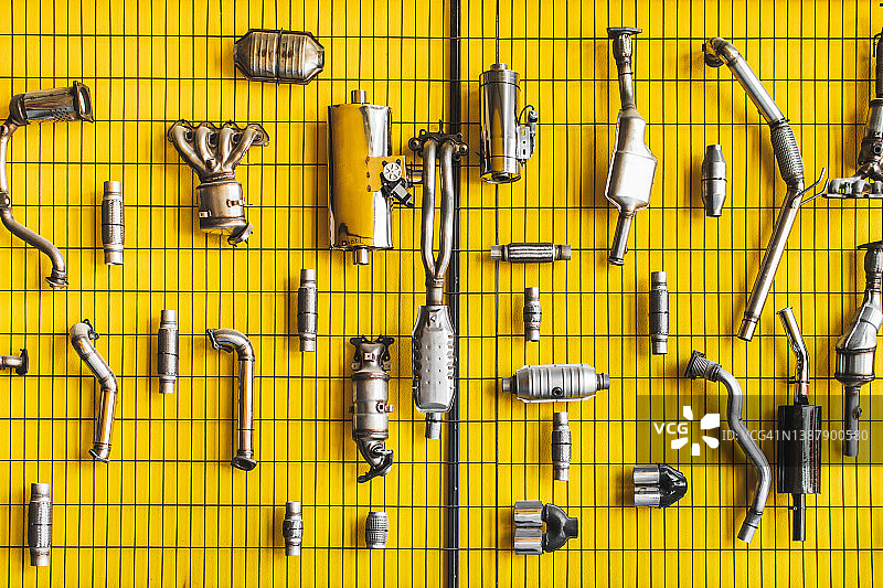 黄色背景上的各种汽车零件和配件图片素材