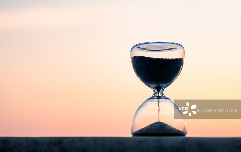 戏剧性天空下的沙漏图片素材