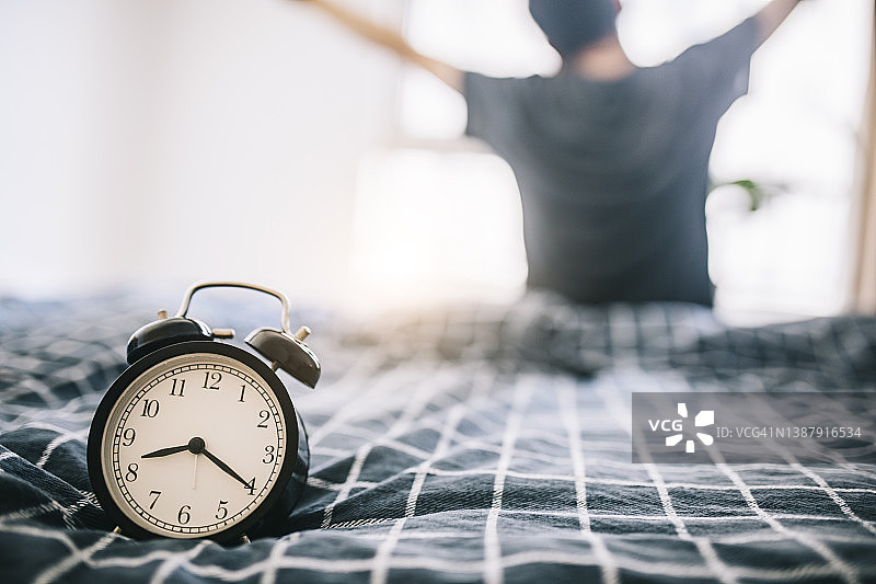 男人早上醒来图片素材