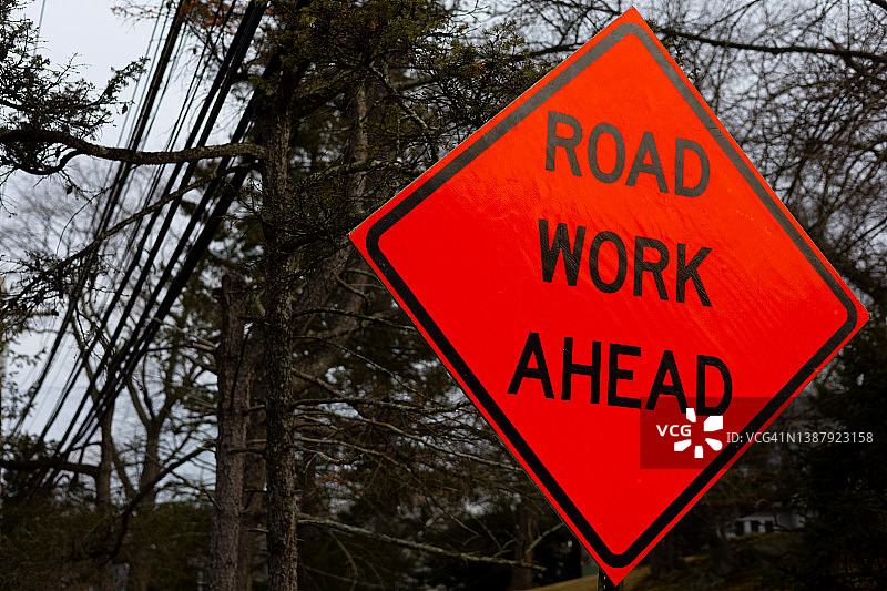 鲜艳的橙色前方道路施工标志图片素材