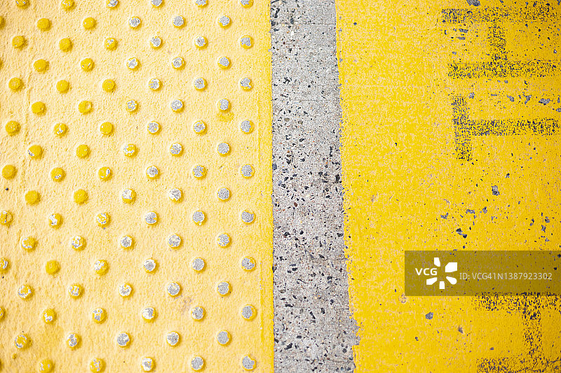 市郊火车站台上黄色条纹上的凹凸网格表面图片素材