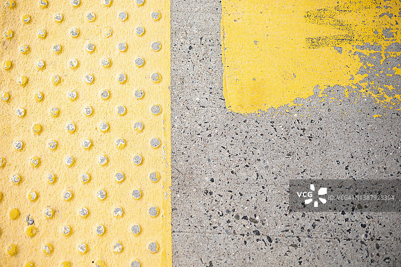 市郊火车站台上黄色条纹上的凹凸网格表面图片素材